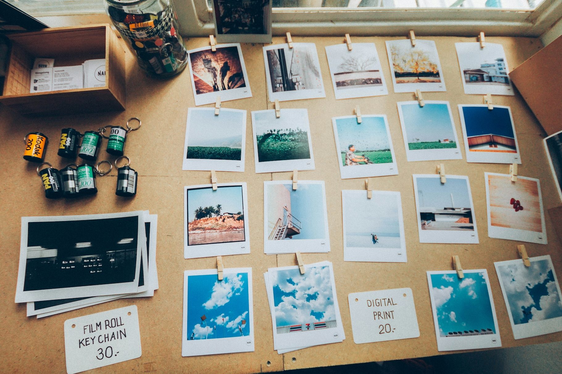 Eine Fläche mit Fotos, Notizen und kleinen Filmrollen, kreativ angeordnet.